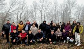 Učenici devetih razreda Osnovne škole Vareš realizirali akciju “Kao prvo posadi drvo“