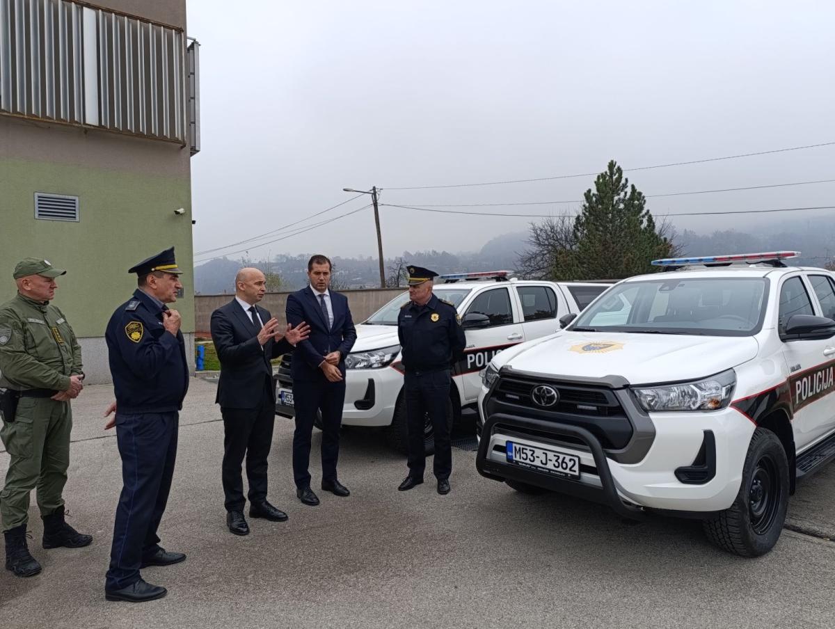 Policiji-sedam-novih-terenskih-vozila-za-efikasniji-rad-4