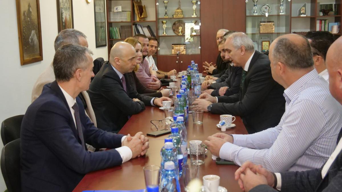 Delegacija-ZDK-posjetila-Opu-bolnicu-u-Tenju-i-najavila-jau-podrku-6