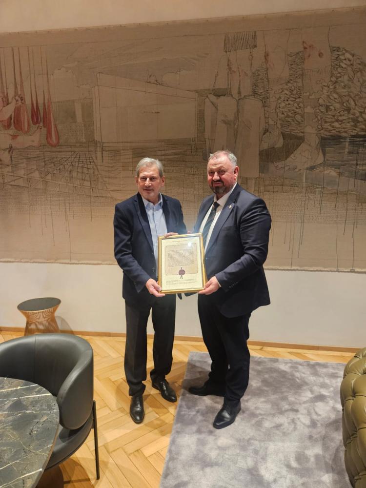 johannes-hahn-sibonjic-2