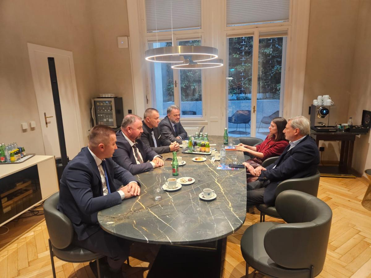 johannes-hahn-sibonjic-3