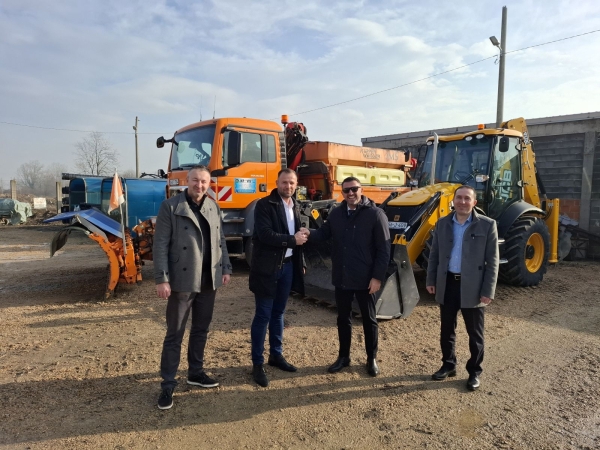 Ministar Adnan &Scaron;abani uručio ključeve vozila nabavljenog za prikupljanje i prIJevoz otpada u općini Doboj Jug