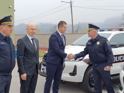 Policiji sedam novih terenskih vozila za efikasniji rad: Sigurnost građana i modernizacija policije prioritet Vlade ZDK