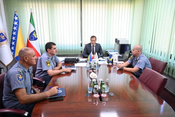 Ministar unutarnjih poslova ZDK Emir Vračo i policijski komesar Admir Gazić upriličili prijem za hrabrog policajca