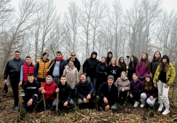 Učenici devetih razreda Osnovne škole Vareš realizirali akciju “Kao prvo posadi drvo“