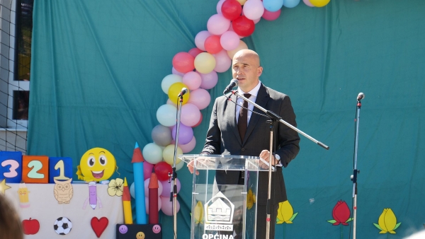 Besplatni udžbenici za sve osnovce u ZDK: Premijer Pivić i ministar Mušija poželjeli dobrodošlicu prvačićima