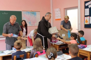 Kruh sv. Ante osigurao školski pribor za 270 vareških osnovaca