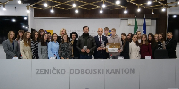 Završetak projekta „Suvenirnica“: Premijer Pivić ugostio učenike i nastavnike zeničkih škola