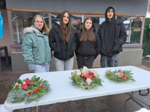 Osnovci prodajom adventskih vijenaca prikupljali sredstva za ekskurziju