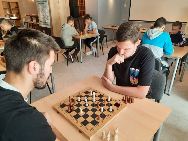 Pobjednici šahovskog turnira Tome Ivković i Noah Filipović