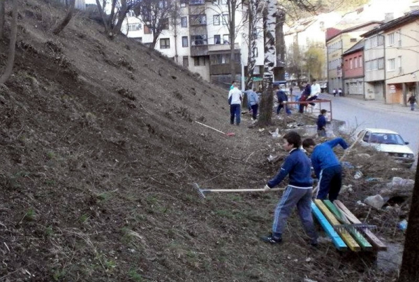 Volonteri Crvenog križa u akciji čišćenja Ljubavnog parka