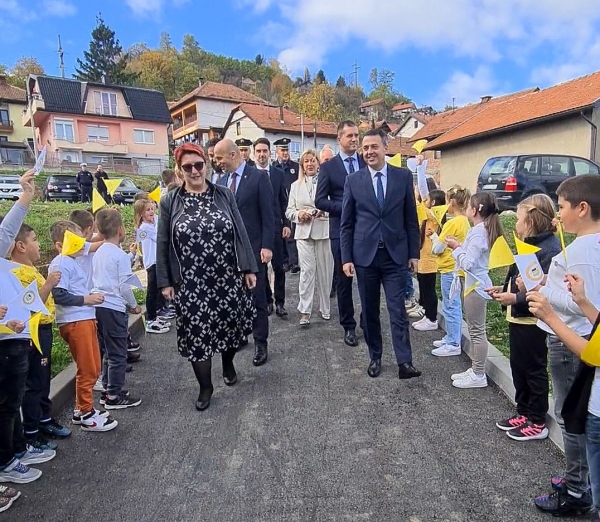 Vlada ZDK sa 250.000 KM financirala obnovu igrališta i izgradnju parkinga u OŠ &quot;Kulin ban&quot; Visoko