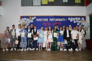Osnovna škola Vareš Majdan ispratila 18 malih maturanata