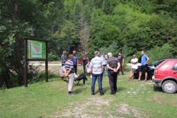 Mirno okupljanje mještana sela Dragovići, Pogar, Borovica i Kopijari zbog katastrofalnog stanja ceste R-444a
