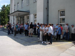 Održano mirno okupljanje ispred općinske zgrade u Varešu