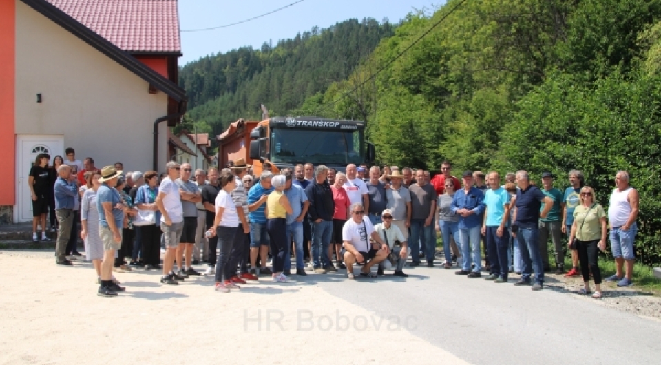 Mirno okupljanje mještana MZ Vijaka zbog lošeg stanja ceste R-444