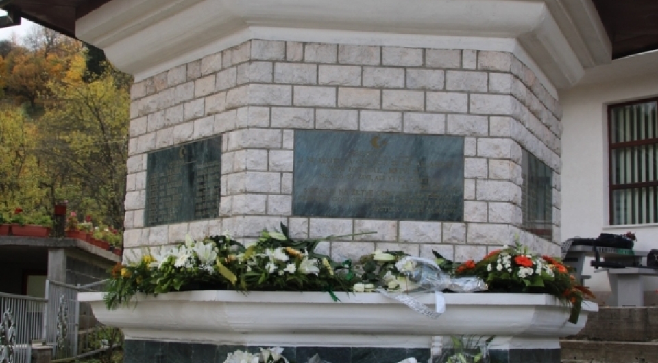 Položeno cvijeće na Spomen česmu u Stupnom Dolu Položeno cvijeće na Spomen česmu u Stupnom Dolu