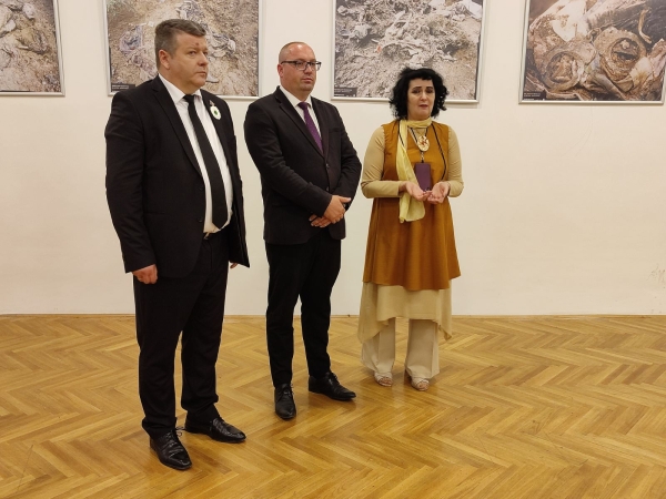 Ministar Adnan Sirovica otvorio izložbu povodom 30. godišnjice genocida u Srebrenici