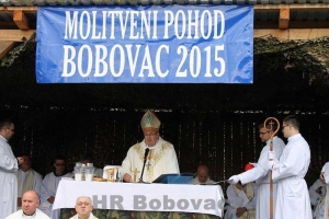 Kardinal Puljić predvodio Molitvu za Domovinu na Bobovcu