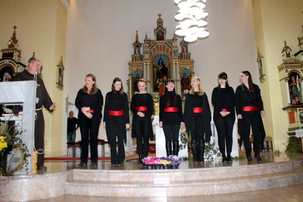 Ansambl Corona nastupa u Varešu