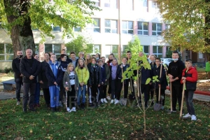 Učenici OŠ Vareš sudjelovali u akciji „Kao prvo posadi drvo“