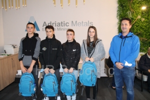 Kompanija Eastern Mining uručila stipendije za četiri učenika