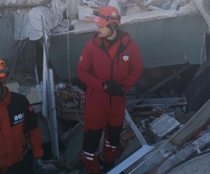 Kenan Ibrišimović pomaže tražeći nestale u potresu