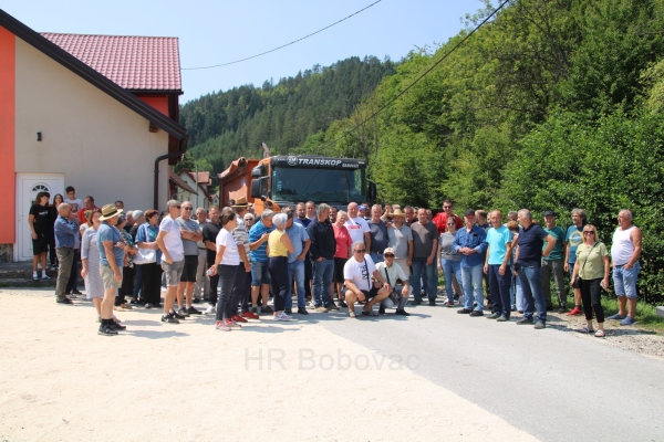 Mirno okupljanje mještana MZ Vijaka zbog lošeg stanja ceste R-444