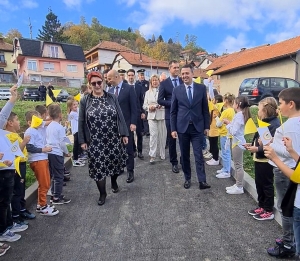 Vlada ZDK sa 250.000 KM financirala obnovu igrališta i izgradnju parkinga u OŠ &quot;Kulin ban&quot; Visoko