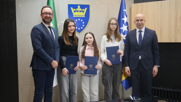 Premijer Pivić primio osnovce autore nagrađenih likovnih radova na temu borbe protiv korupcije