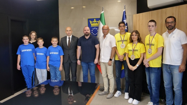 Premijer Pivić nagradio mlade robotičare sa po 1.500 KM za osvojeno drugo mjesto u Europi