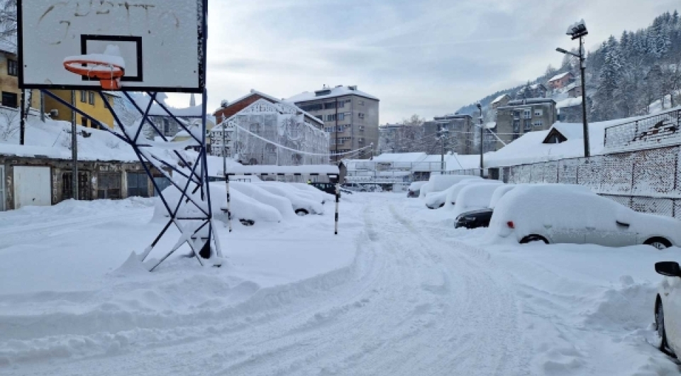 Molba za vlasnike vozila koja su parkirana na igralištu kod Osnovne škole